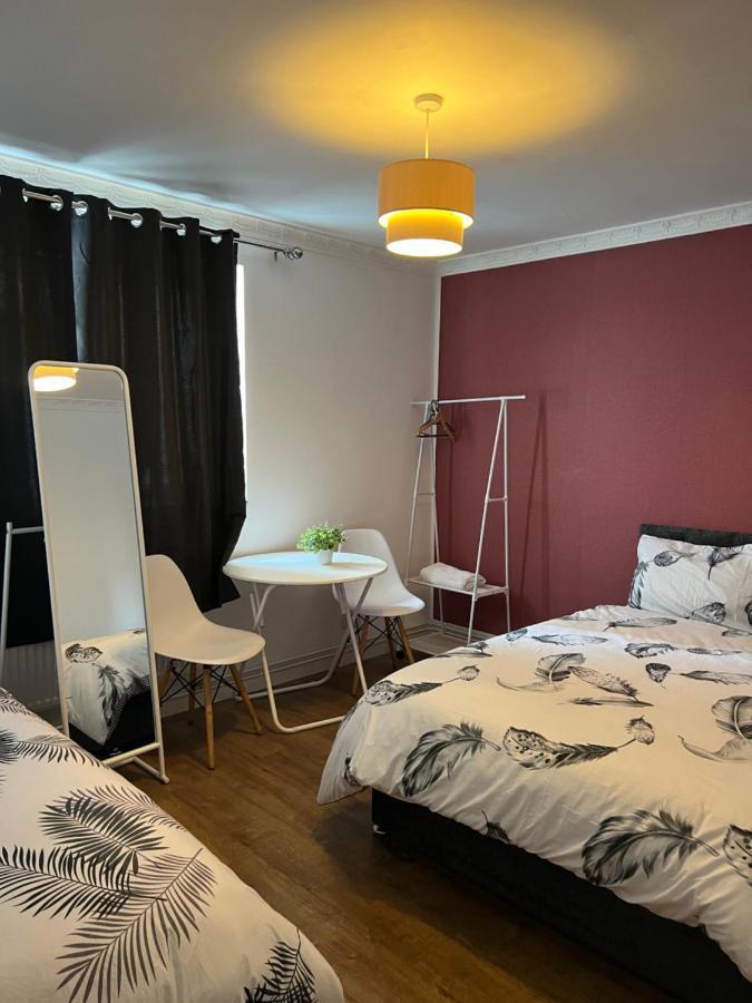 Private Room With Two Beds Near Central לונדון מראה חיצוני תמונה